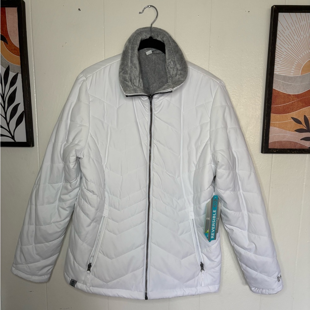 Reversible Water Resistant Fleece Lined Puffer
NWT
Free Country
Size Medium